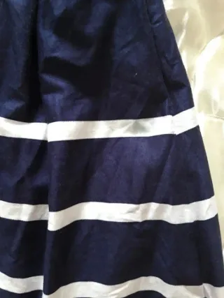 Abito a righe blu e bianche