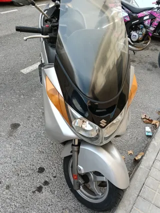Suzuki Maxi Scooter Automática Plata