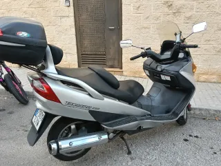 Suzuki Maxi Scooter Automática Plata
