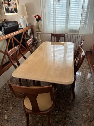 Mesa de mármol y 6 sillas de madera