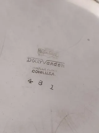 Plato antiguo con asa decorada