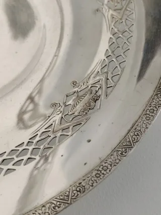 Plato antiguo con asa decorada