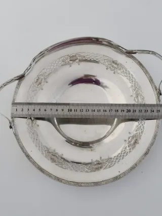 Plato antiguo con asa decorada