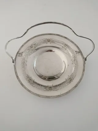 Plato antiguo con asa decorada