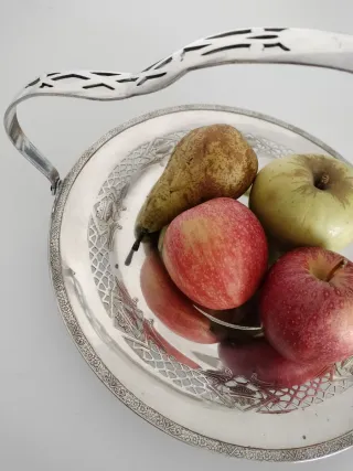 Plato antiguo con asa decorada