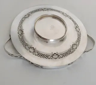 Plato antiguo con asa decorada