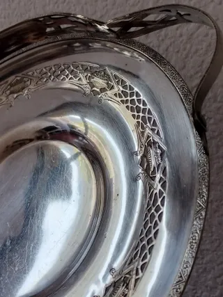 Plato antiguo con asa decorada