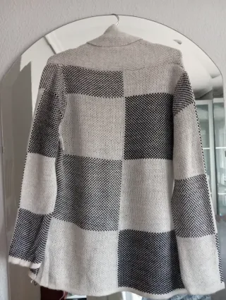 Chaqueta de punto crema y negro