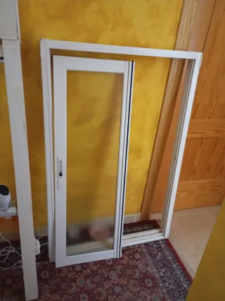 Ventana de aluminio con persiana