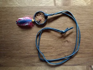 Collana acchiappasogni con piume.