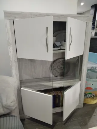 Mueble blanco y gris con puertas