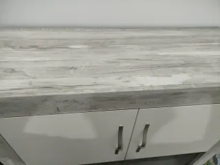 Mueble blanco y gris con puertas