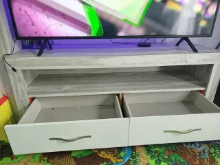 Mueble blanco y gris con puertas