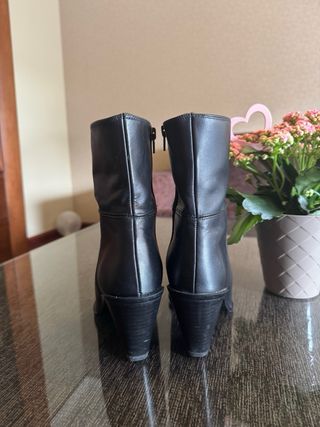 Botín punta, tacón ancho talla 37, caña baja