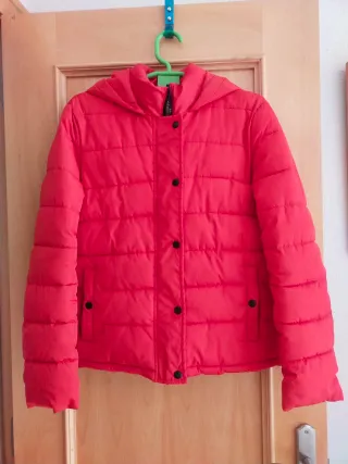 Chaqueton acolchado rojo con capucha