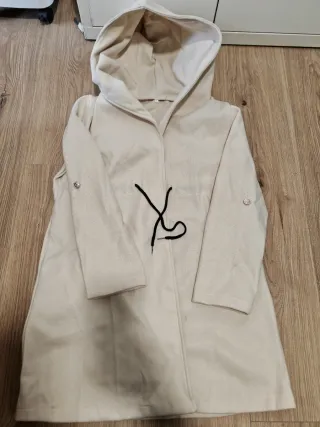 Chaqueta Beige con Capucha