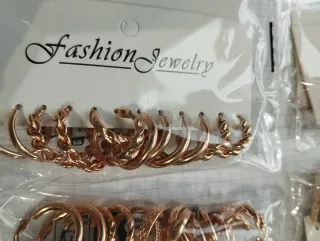 24 pares de pendientes dorados