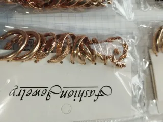 24 pares de pendientes dorados