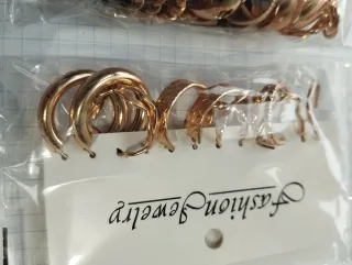 24 pares de pendientes dorados