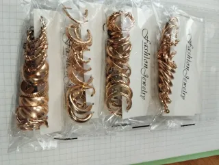 24 pares de pendientes dorados