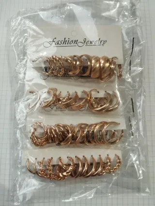 24 pares de pendientes dorados