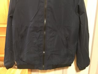 Chaqueta azul con cremallera