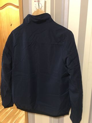 Chaqueta azul con cremallera