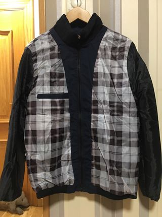 Chaqueta azul con cremallera