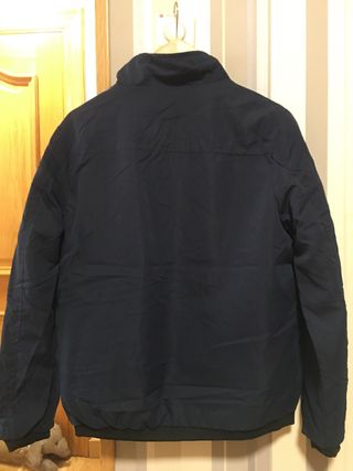 Chaqueta azul con cremallera