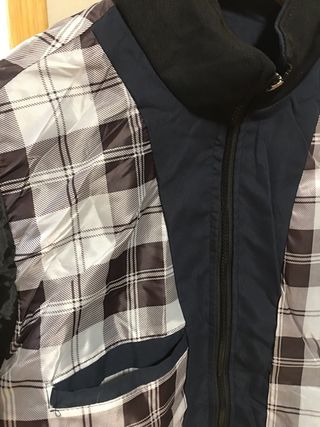 Chaqueta azul con cremallera