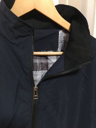 Chaqueta azul con cremallera