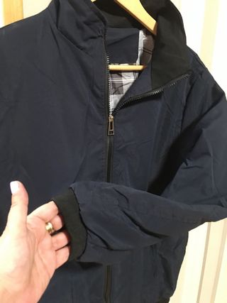 Chaqueta azul con cremallera