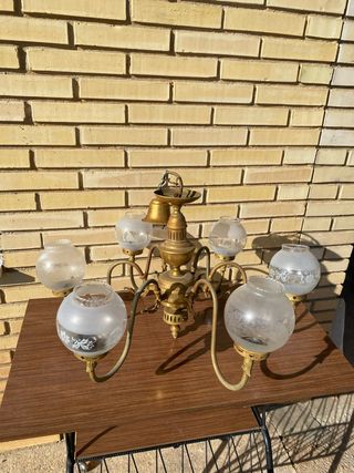 Lámpara colgante antigua con tulipas de cristal