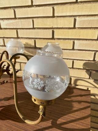 Lámpara colgante antigua con tulipas de cristal