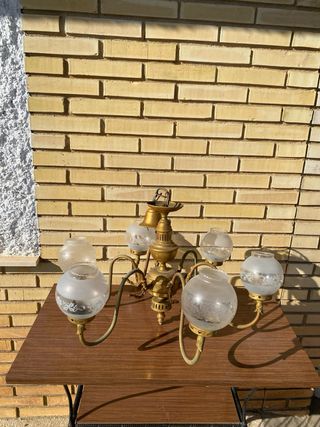 Lámpara colgante antigua con tulipas de cristal