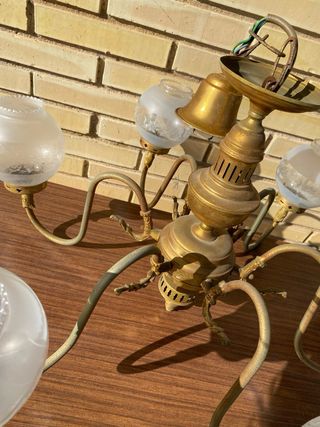 Lámpara colgante antigua con tulipas de cristal