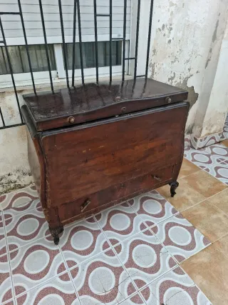 Baúl antiguo de madera grande