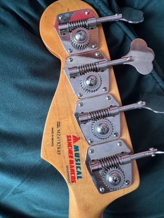 Bajo Eléctrico Fender + Amplificador hartke