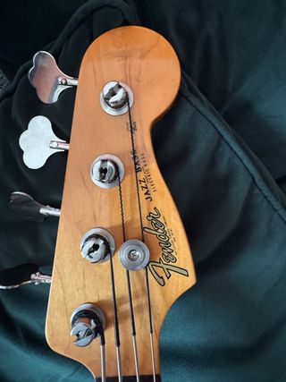 Bajo Eléctrico Fender + Amplificador hartke