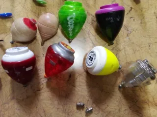 Lote de peonzas y cuerda