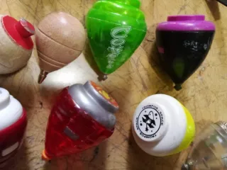 Lote de peonzas y cuerda