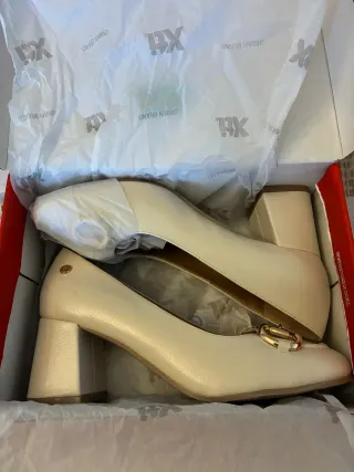 Zapatos tacón Xti blanco hielo hebilla dorada