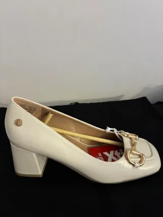Zapatos tacón Xti blanco hielo hebilla dorada