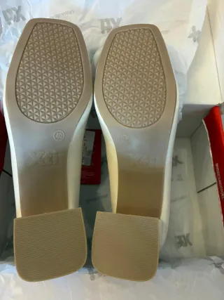 Zapatos tacón Xti blanco hielo hebilla dorada