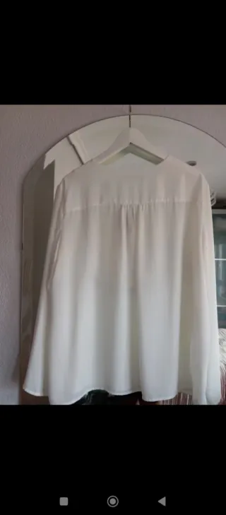 Blusa blanca con vivo negro