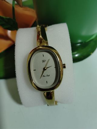 Reloj de pulsera ovalado dorado