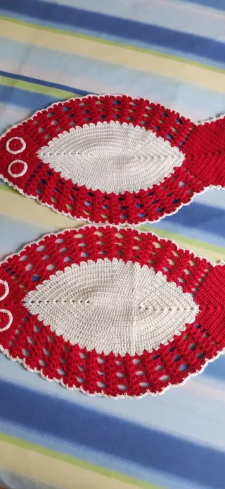 Tapetes de ganchillo rojos y blancos