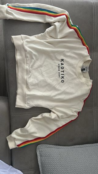 Sudadera Kaotiko blanca con rayas arcoíris