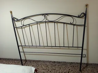 Cabecero de forja negro y dorado