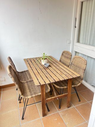 Mesa y 4 sillas de exterior